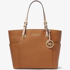 Jet Set Medium Pebbled Leather Tote Bag